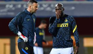 Inter izkoristil spodrsljaja AC Milana in Juventusa: Handanović vse bližje prvi lovoriki
