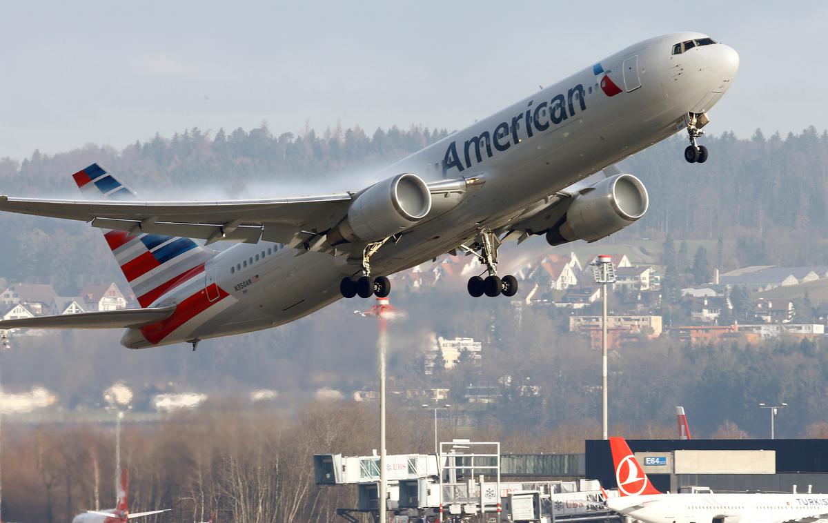 American Airlines | Družba American Airlines je sporočila, da je bila potnica do konca preiskave uvrščena na seznam oseb, ki ne smejo leteti s to letalsko družbo. | Foto Reuters