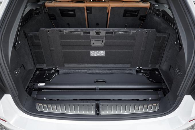 Prtljažnik je pravokotne oblike in ima pametno organizirane "kletne prostore". V te predale lahko pospravite tudi rolo in zaščitno mrežo. | Foto: BMW