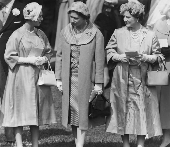 Kraljica Elizabeta II. (na sredini) leta 1958 s svojo sestro Margareto (levo) in kraljico materjo, Elizabeto. | Foto: Getty Images