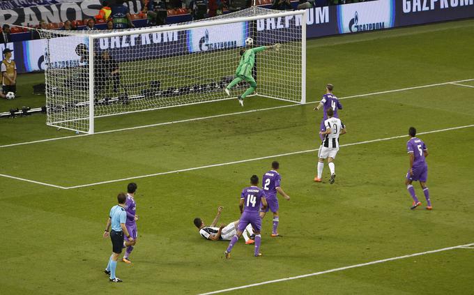 Mario Mandžukić je v 27. minuti izenačil rezultat na 1:1 z atraktivnimi škarjicami. | Foto: Reuters