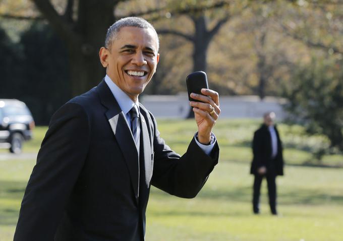 Tudi nekdanji ameriški predsednik Obama se je v času svojega predsednikovanja zanašal na svoj BlackBerry. | Foto: Reuters