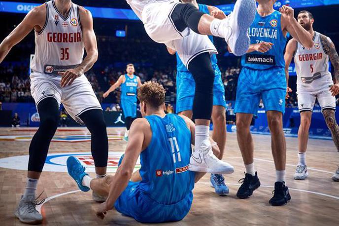 slovenska košarkarska reprezentanca Slovenija : Gruzija Jaka Blažič | Tornike Šengelia je pod košem nerodno padel na Jako Blažiča. | Foto FIBA