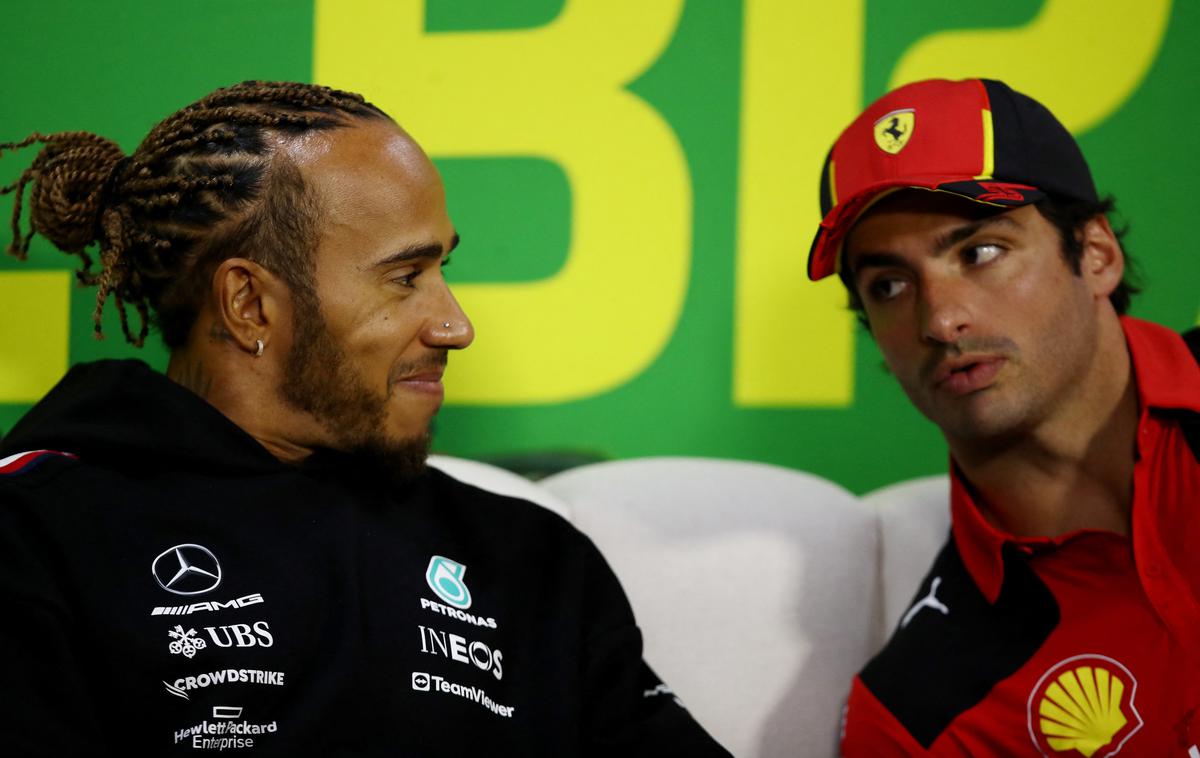 Lewis Hamilton Carlos Sainz | Lewis Hamilton ni zmagal na zadnjih 42 dirkah, Carlos Sainz je edini, ki ni dirkač Red Bulla, pa je letos dobil dirko. | Foto Reuters