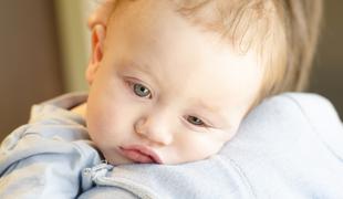 Pokorn opozarja: Prehlad tete ali babice lahko za dojenčka pomeni nekaj dni intenzivne #video