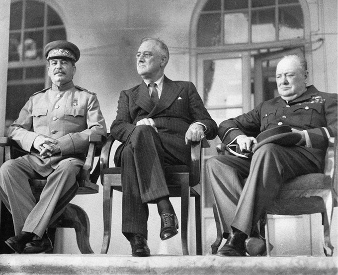 Josip Stalin (levo), Franklin D. Roosevelt (sredina) in Winston Churchill (desno) na tajni konferenci v Teheranu, ki je potekala med 28. novembrom in 1. decembrom 1943. | Foto: Thomas Hilmes/Wikimedia Commons