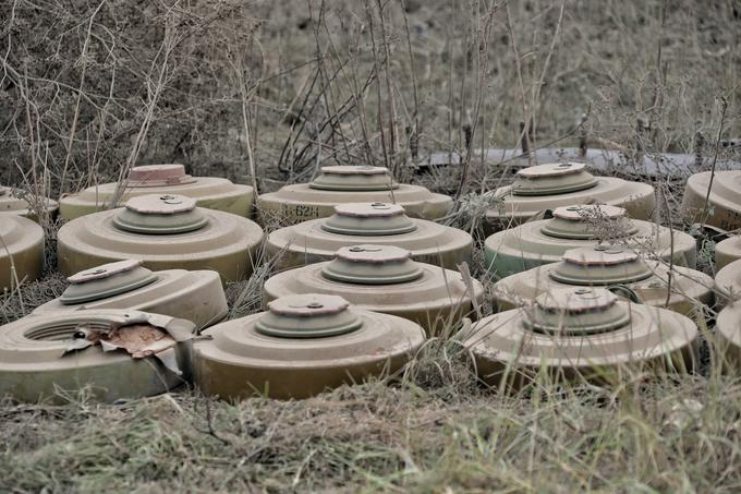 Ruske mine, ki so jih izkopali Ukrajinci. Ruska vojska je mine postavila na vsej frontni črti, ki je dolga 1.500 kilometrov. | Foto: Guliverimage