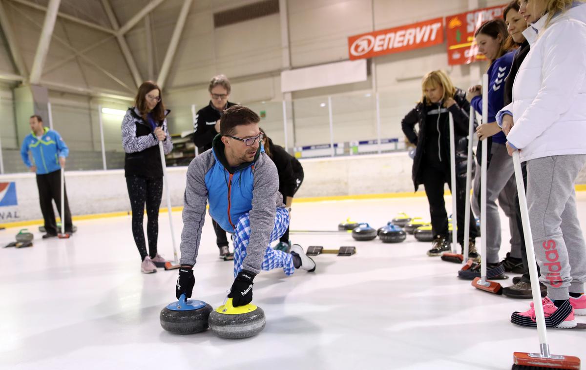 Curling | V Ledeni dvorani Zalog sta se prepletla curling in ženski nogomet. | Foto Aleš Fevžer
