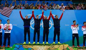 Phelpsu še zlato na 200 metrov delfin in v štafeti na 200 metrov prosto