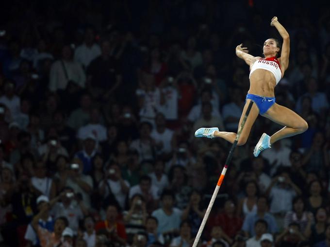 Pri ženskah je svetovna rekorderka Rusinja Jelena Isinbajeva, ki je preskočila 506 centimetrov. | Foto: Reuters
