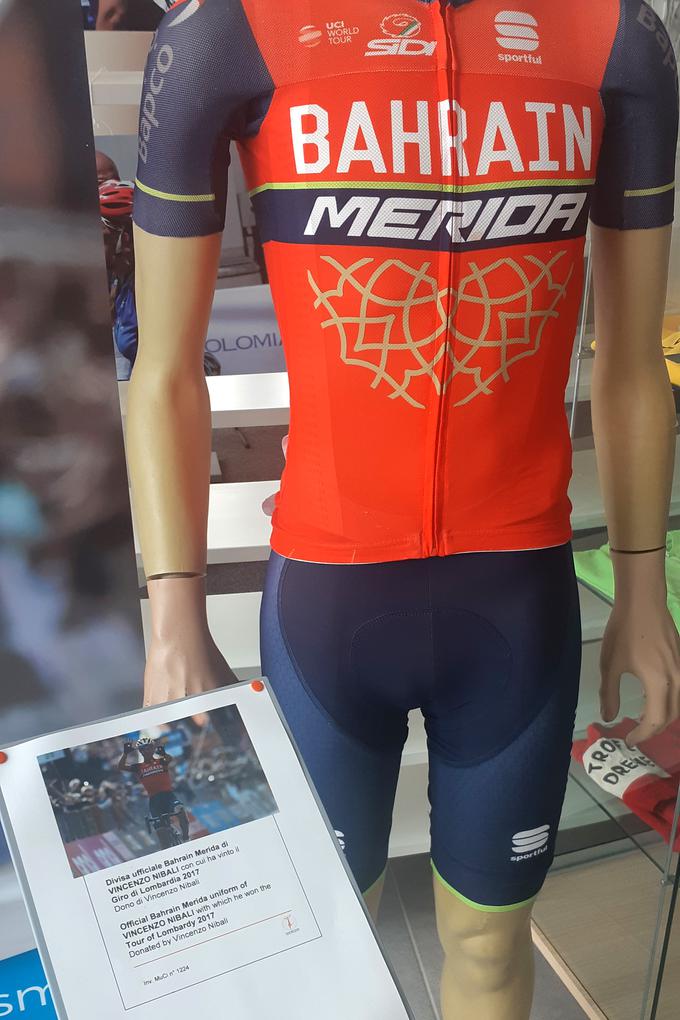 V muzeju kolesarstva med drugim hranijo tudi dres Bahran Meride, v katerem je Vincenzo Nibali leta 2017 osvojil Dirko po Lombardiji. | Foto: Alenka Teran Košir