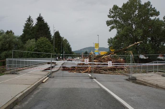 Poplave, most, Domžale, Kamniška bistrica | Podivjana Kamniška Bistrica avgusta lani ni močno poškodovala zgolj mostu v Domžalah oz. Viru pri Domžalah, ampak je odnesla oz. močno poškodovala tudi most na regionalni cesti med Kamnikom in Črnivcom pri Stahovici ter most pri Beričevem oz. Dolu pri Ljubljani na regionalni cesti med Ljubljano in Zasavjem. Tudi tam promet poteka po montažnih mostovih. | Foto STA