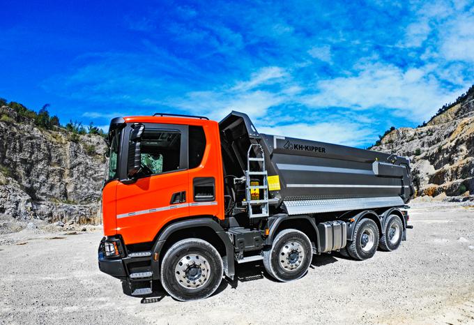 Največja dovoljena masa tovornjaka s štirimi osmi je na cesti 32 ton, tehnično pa jih ta tovornjak - če bi na primer vozil le po delovišču - lahko prenese do 42 ton. | Foto: Gregor Pavšič