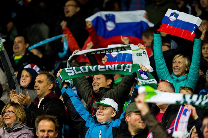 Slovenskih zastav ni manjkalo niti na drugih delih največjega nogometnega objekta na sončni strani Alp, ki prejme dobrih 16 tisoč gledalcev. | Foto: Žiga Zupan/Sportida