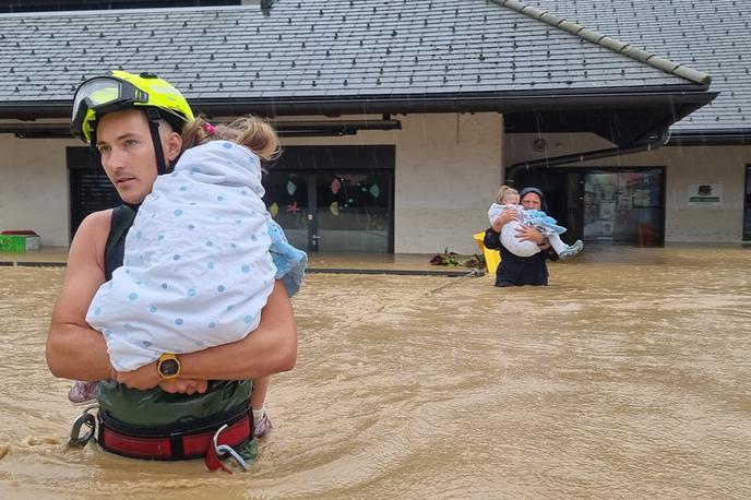 Poplave | Gasilci v Mengšu so dopoldne iz tamkajšnjega vrtca na varno evakuirali 22 otrok. | Foto PGD Mengeš