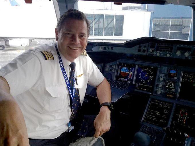 Slovenski kapetan Igor Vugrinec, ki leti s tem orjakom, pravi, da se mora v zraku navaditi na veliko maso A380, inercije so drugačne kot pri drugih letalih. | Foto: 