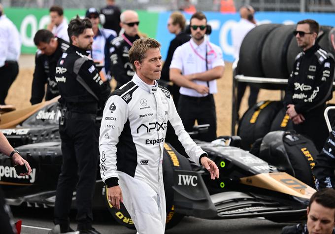 Nekaj ur pred štartom dirke je bil na štartni vrsti tudi Brad Pitt s fiktivno ekipo formule 1. Ta konec tedna se je namreč začelo snemanje hollywoodskega filma, pri katerem z nasveti sodeluje tudi Lewis Hamilton. | Foto: Reuters