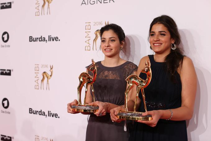 Sestri Mardini (Yusra je na fotografiji levo) sta leta 2016 prejeli nagrado Bambi. Zmagali sta v kategoriji tihi heroji. | Foto: Guliverimage/Vladimir Fedorenko