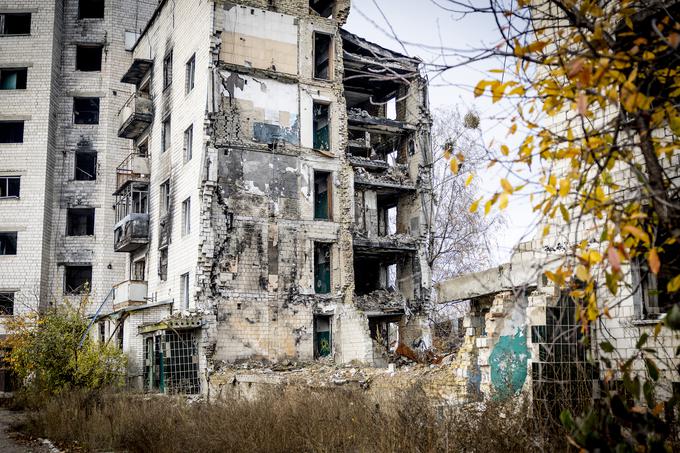 Povsem porušena in uničena stanovanjska zgradba v Borodjanki | Foto: Ana Kovač