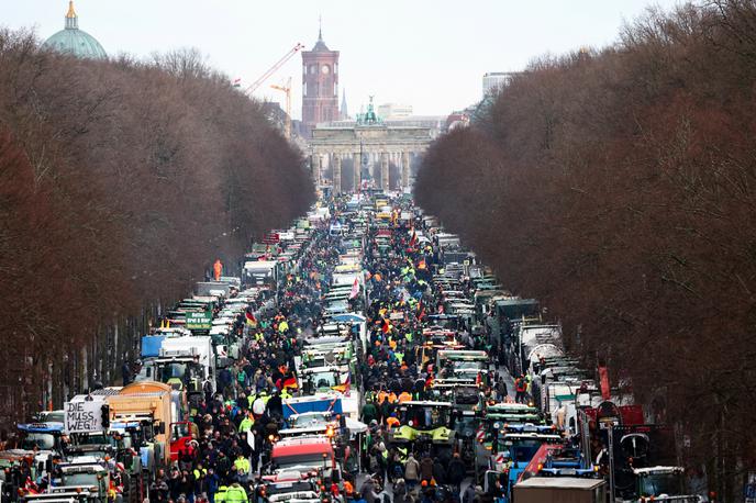 Protest kmetov v Berlinu | Bruselj je ukrepe predstavil, potem ko so številne evropske države zajeli protesti kmetov. | Foto Reuters