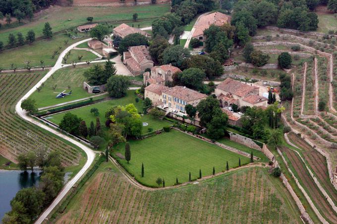 Pitt naj bi zaradi maščevanja prevzel nadzor nad njunim 1.300 hektarjem velikim francoskim posestvom Chateau Miraval. | Foto: Profimedia