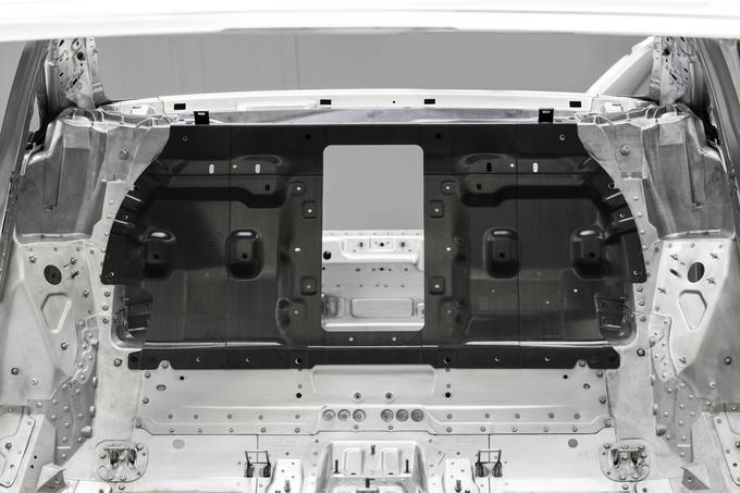 Zadnja stena potniške kabine bo v celoti narejena iz karbona oziroma polimera, plastike, ojačene z ogljikovimi vlakni (CFRP). Ta element glede na svojo velikost predstavlja ultravisoko trdnost, saj je torzijsko izredno toga zadnja plošča največji samostojni element potniške kabine in prispeva kar 33 odstotkov k torzijski togosti avtomobila oziroma karoserije.  | Foto: Audi