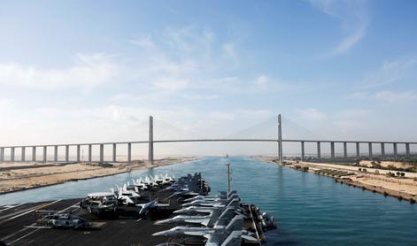 Za blokado v Sueškem prekopu okrivili žensko kapitanko #video