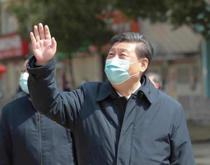 Marca 2020 je Wuhan, ki je bil pod strogo karanteno, obiskal kitajski predsednik Ši Džinping. Zelo strogi ukrepi za zajezitev širjenja virusa so bili uvedeni v tem mestu 23. januarja 2020 in so trajali 76 dni. V poznejših letih je bilo zaradi novih iz izbruhov okužb v delih mesta spet zaprto javno in gospodarsko življenje. | Foto: Guliverimage/Vladimir Fedorenko