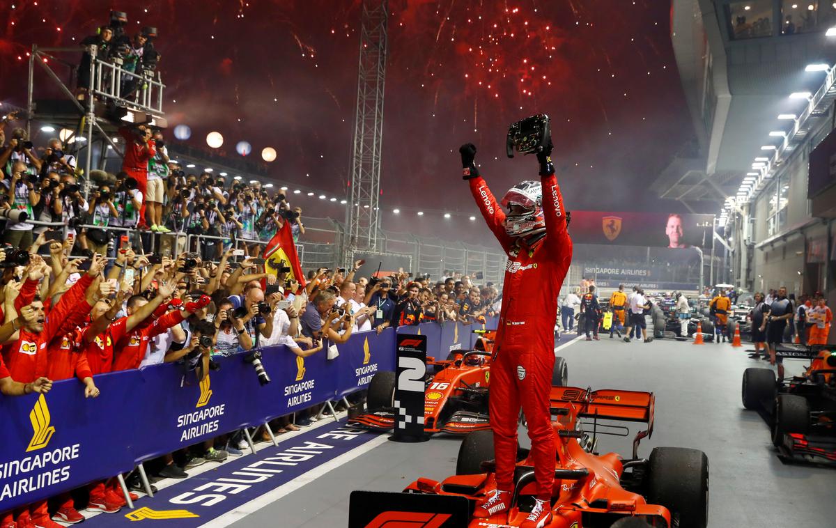 Sebastian Vettel Singapur | Sebastian Vettel se je po skoraj 400 dneh suše spet zavihtel na najvišjo stopničko odra za zmagovalce. | Foto Reuters