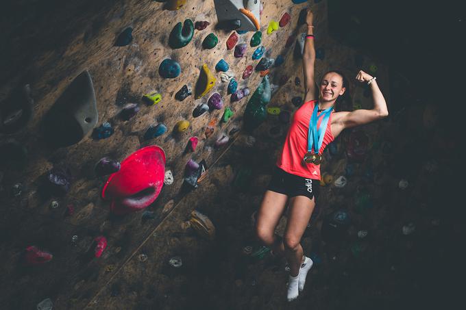 16-letna Sara Čopar je obetavna plezalka iz Laškega. V sezoni 2021 se lahko pohvali z naslovom svetovne mladinske prvakinje v težavnosti in kombinaciji ter svetovne podprvakinje v njeni najljubši disciplini − balvanih. Svoj prvi naslov svetovne prvakinje v kombinaciji je osvojila že predlani, s 14 leti, v kategoriji starejših deklic. | Foto: Grega Valančič/Sportida