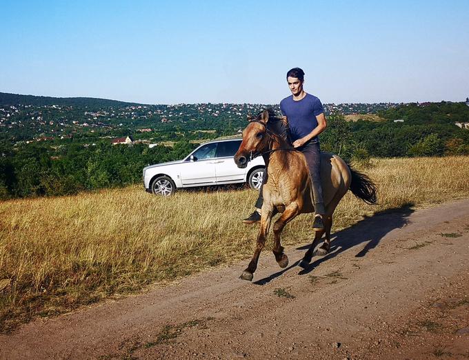 Kot kak osamljeni jezdec je mimo cullinana, avtomobila s ceno 400 tisoč evrov, prijahal mladenič na svojem konju. | Foto: Gregor Pavšič