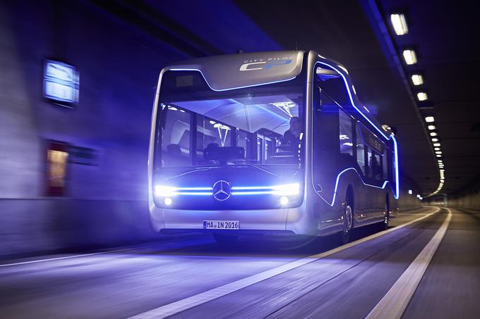 Avtobus prihodnosti je zasnovan na citaru (Mercedesov serijski avtobus), na preverjeno platformo zunaj in znotraj prinaša tudi oblikovni eksperiment, ki v ospredje postavlja tudi potencial drugačne, naprednejše uporabe svetlobnih teles. | Foto: Daimler