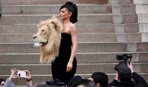 Kylie Jenner v Parizu šokirala s svojo obleko, odzvali so se borci za zaščito živali