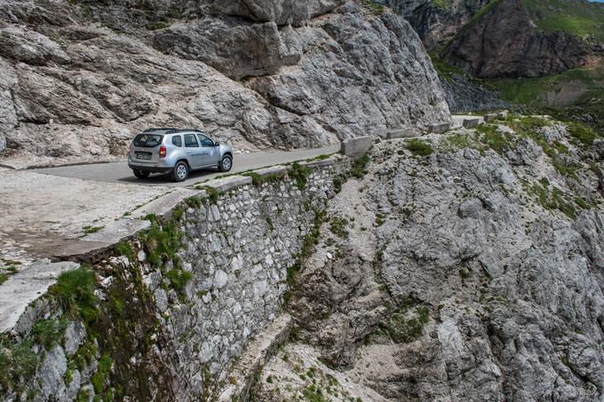 Mangartska cesta pričara 12 kilometrov izjemnih razgledov. Premagati je treba 17 zavojev in pet predorov skozi živo skalo. | Foto: Klemen Korenjak