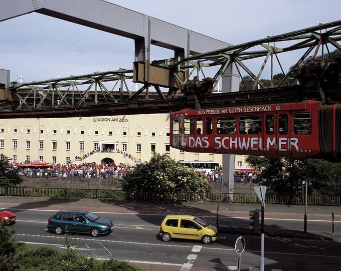 Viseča železnica pred stadionom v Wuppertalu. V tem delu Nemčije pelje potnike že 120 let. Le štiri od 16 postajališč so nad trdnimi tlemi, dnevno pa se z njo pelje več kot 80 tisoč ljudi. | Foto: Guliverimage