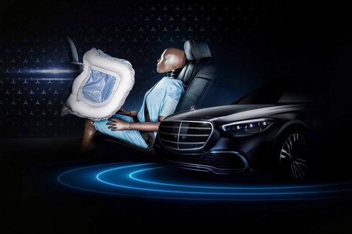 Mercedes-benz razred S | Mercedes bo sedmo generacijo razreda S razkril 2. septembra, zdaj pa so s fotografijo razkrili, da bo imel vgrajene zračne varnostne blazine tudi za potnike zadaj. | Foto Mercedes-Benz