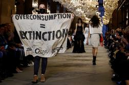 Protestnica vdrla na modno brv pariškega tedna mode #video
