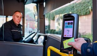 Potovanja z mestnimi in medkrajevnimi avtobusi LPP lahko od danes plačate tudi s plačilnimi karticami