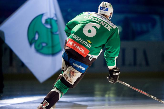 Boštjan Groznik | Boštjan Groznik je med hokejsko kariero slovel po trdih pesteh, danes je hokejsko sodnik. | Foto Matic Klanšek Velej/Sportida