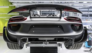 Porsche z elektriko izziva Teslo: 500 kilometrov dosega in ostra konjenica