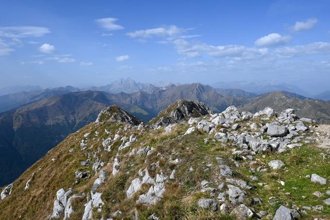 Z vrha Zermule se v smeri zahoda v daljavi vidi tudi Monte Coglians, najvišji vrh Karnijcev. | Foto: Matej Podgoršek