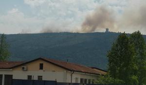 Požar na Krasu še ni pod nadzorom: vasi in kmetijske površine niso ogrožene #video #foto