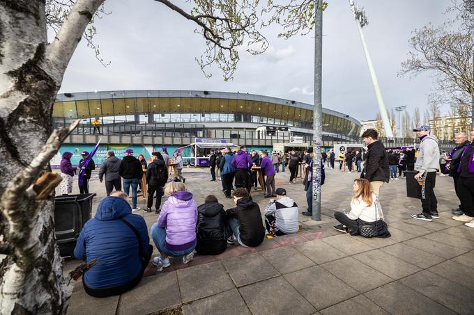 Takole so navijači Maribora ostali pred zaprtim stadionom Ljudski vrt. | Foto: Jure Banfi/alesfevzer.com