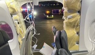 Potniki, ki so bili na letalu z odpadlimi vrati, vložili tožbo #video