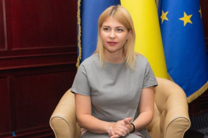 Olga Štefanišina | Priporočilo komisije je pomemben mejnik na poti Kijeva k zahodni integraciji, vendar je za vsako takšno odločitev potrebno soglasje 27 članic bloka, pri čemer Madžarska velja za glavno potencialno oviro. Vsaka država, ki se zavestno politično odloči za blokiranje odločitve glede Ukrajine, bo našla razlog za to," je dejala Štefanišina. | Foto omrežje X