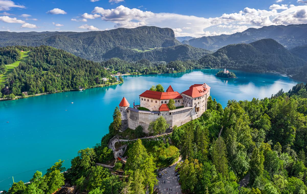 Slovenija | Svetovno znana destinacija je vsekakor Bled z Blejskim jezerom, nad katerim je svojo izbranko zaročil Luka Dončić. | Foto Shutterstock