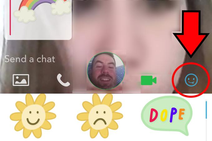 4. korak: Telefonija je v Snapchatu interaktivna, kar pomeni, da lahko med katerimkoli klicem uporabljate tudi besedilni pogovor. Nova pridobitev tega so t. i. nalepke, ki se vam pokažejo, ko pritisnete ikono "smeškota" v spodnjem desnem kotu pogovornega okna. | Foto: 