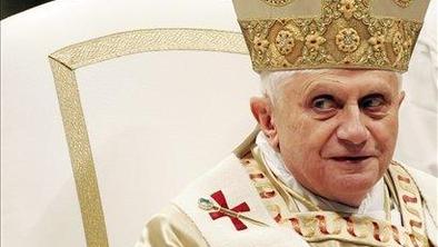 Papež Benedikt XVI. bo daroval polnočnico