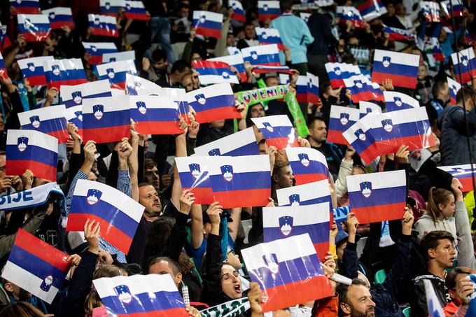 Slovenski navijači so po vodstvu z 2:0 preglasili 1.500 bučnih poljskih privržencev. | Foto: Vid Ponikvar