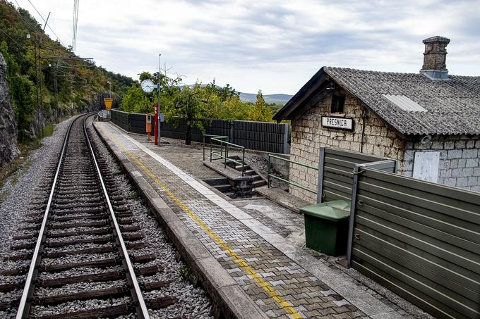 Postajališče Prešnica, edino med slovenskimi postajami in postajališči, ki ima poslopje pod nivojem pripadajoče železniške proge. | Foto: Ana Kovač